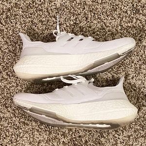 Womens Adidas Ultraboost 22 Size 9.5